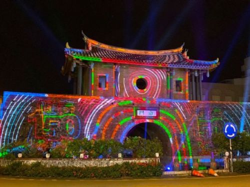 「恆春夜未眠」點亮古城，南門光雕展演彩排亮相，民眾驚豔搶拍