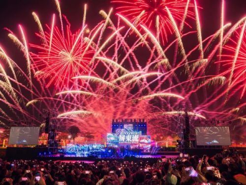 燈節開幕大戲《屏東流》八大篇章譜寫屏東的山海詩歌，玖壹壹壓軸飆唱，煙火秀點亮屏東燈節開幕夜