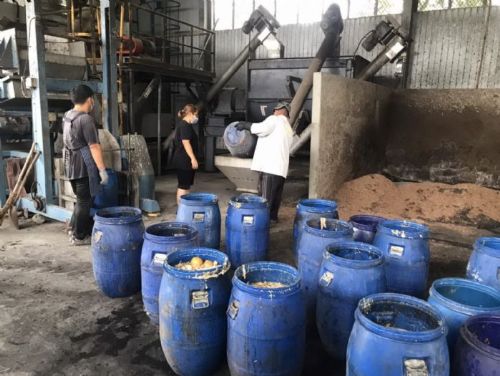 不肖業者強行闖入屏東縣焚化廠偷倒廚餘，環保局當場查獲移送法辦，嚴正譴責違法行徑，呼籲業者勿以身試法