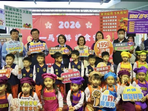 春節將至，周春米縣長率隊前往黃昏市場，提醒鄉親食品安全與宣導防詐騙