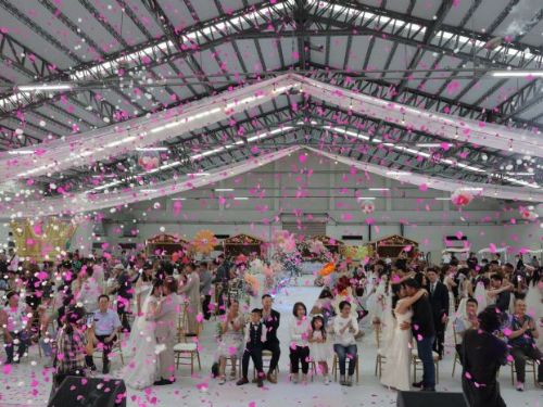 「幸福留在咱這」屏東縣民公園浪漫化身婚禮殿堂，30對新人婚禮許下幸福承諾