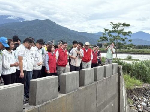 卓揆視察屏東治水與農損，周春米為民請命，爭取補助加速災後重建