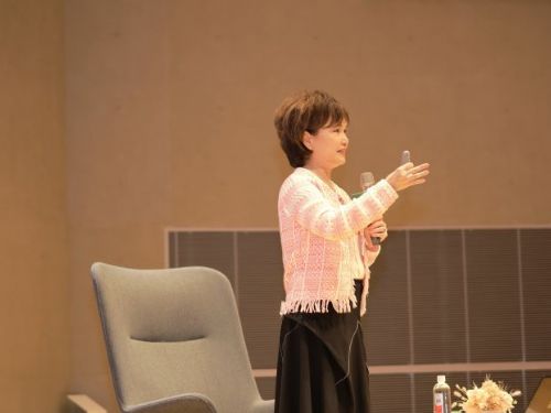 在歲月裡閃閃發光！沈春華現身南國漫讀節，以溫暖文字分享「第三人生」的勇氣與光芒