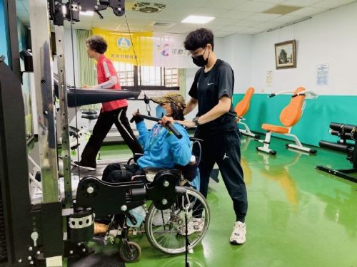 隱身於屏縣身心障礙福利服務中心的運動休閒會館，身障朋友及老人家的專屬健身房