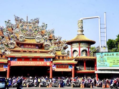 排隊人龍現身屏東，縣長周春米「瑞馬春騰」紅包秒成焦點，春節第一聲祝福，屏東專屬年味熱鬧登場