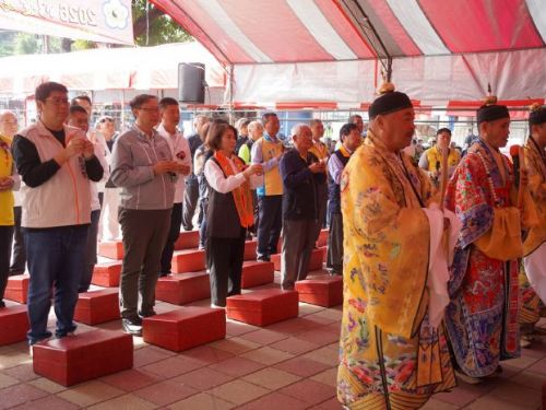 屏東縣115年跨宗教祈福溫暖啟動！縣長首站赴東港鎮海宮，為全縣鄉親點亮平安年