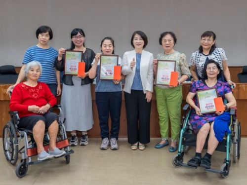 114年屏東縣孝行獎盛大頒發，周春米縣長親頒表揚，四位孝行楷模溫暖人心