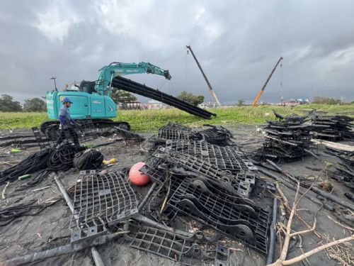 屏東縣政府嚴格要求廠商限期完成離岸光電平台結構清理，並自即日起全面停工確保海域安全