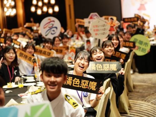 暖心照片牆掛滿橘色旋風照 橘色惡魔感動喊：高雄再相會！ 高市府攜手高雄旅宿餐飲業「優質農漁產x創新台菜」盛情款待