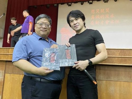 福山國中畢業生最棒的禮物 來自玫瑰墓樂團的祝福