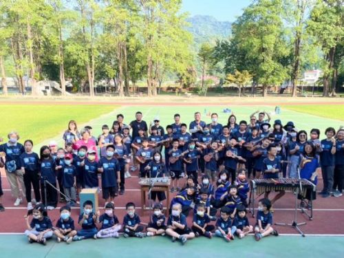 廣興國小84年校慶運動會 老少學生唱山歌與鄉親拔河