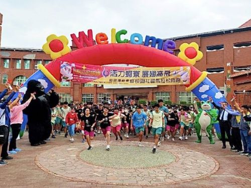 三公尺高猩哥、蛙弟現身 陪伴蚵寮國中校慶千人大路跑