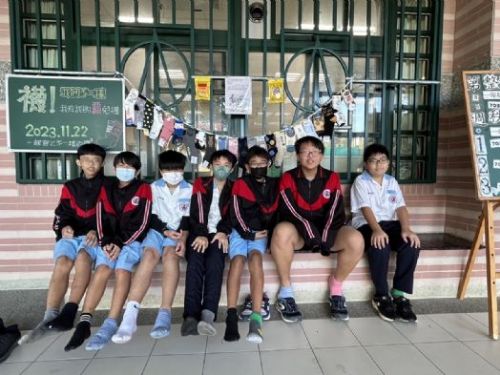 燕巢國中響應兒盟反霸凌月  師生穿不同襪展個性宣示反霸凌