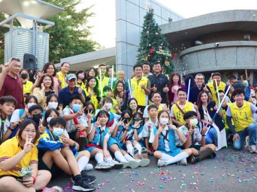 連續4年點亮校門5公尺高耶誕樹 左營國中今年耶誕點燈有「洋蔥」