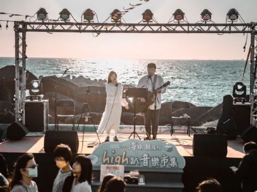 離海最近的「high趴音樂市集」歌聲與夕陽美景相伴 8,000人次擠爆赤崁海濱