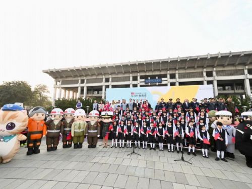 高雄市113年「萬物蓬勃 共進發展」元旦升旗　陳其邁期許疫後各項市政建設加速復甦