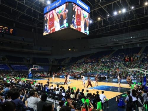 神隊友逆風相挺應援 陳其邁為高雄全家海神職籃季後賽主場首戰開球