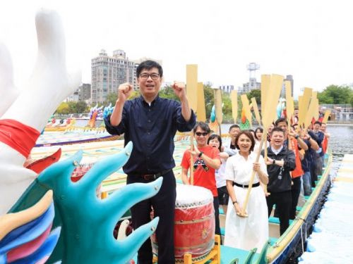 陳其邁大嗑南部粽大呼最好吃 替龍舟點睛祈福 為高雄端午佳節加溫