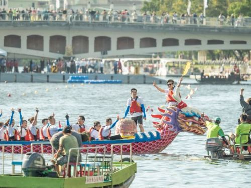府會龍舟PK賽 陳其邁率市府團隊奪得勝利