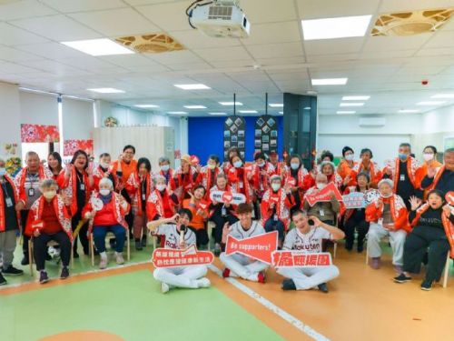 冬季易引發老年憂鬱，三得利健益「 Be supporters! 」計畫，高齡照護 「 心 」 對策 攜樂天桃猿、味全龍明星球員於感恩節送暖應援能量，迎接計畫三年里程碑