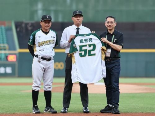 韋宏亮以選秀狀元之姿加盟台鋼雄鷹，簽約金570萬元、激勵獎金140萬元