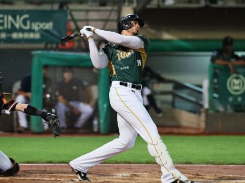 台鋼雄鷹火力全開，8：4擊退中信兄弟，魔鷹與張肇元合力擊出7支安打