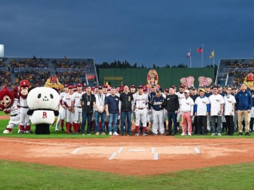 信仰加持＋球迷應援！桃園「雙媽會」陪樂天桃猿再奪勝！