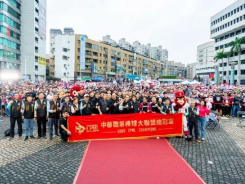 樂天桃猿封王遊行熱情登場，張善政市長與球迷同慶榮耀時刻