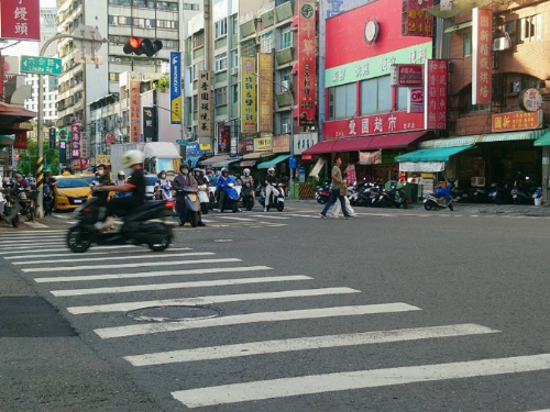 炎炎夏日！高雄市交通局調整路口號誌秒數，縮短機車等候時間