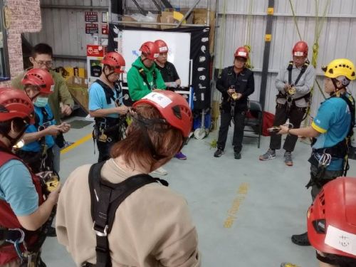 高空救援更安心！新北動保員專業訓練再升級，深夜成功救回4樓屋簷三花貓暖心落幕