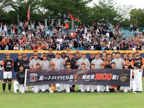 統一獅對戰悍將的比賽中取得勝利，隊史上的第1800場勝利。