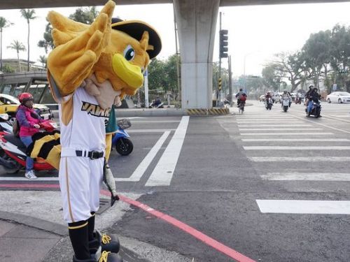 台鋼雄鷹展翅高飛，迎戰首個一軍賽季，高雄街頭活動激勵人心