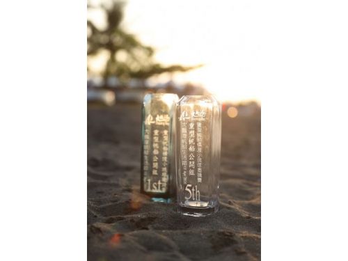 大鵬灣守護海洋「回收玻璃瓶變身成獎盃」