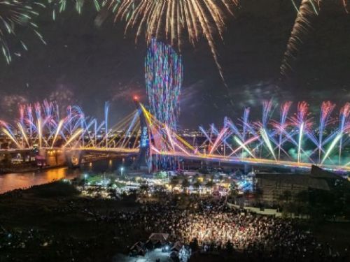 暖冬派對點亮青洲灣，無人機結合煙火展演吸引滿場人潮