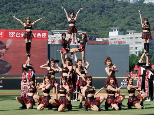味全龍攜手台新新光金控打造「魔女的盛宴DB SHOW」主題日，天母主場湧2.6萬名球迷探訪魔幻古堡魅力！