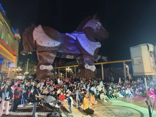 星光滿園迎新年！義大跨年派對嗨翻全場，藍色流星雨點亮夜空，跨年夜提前開趴，歡笑聲在樂園先響起