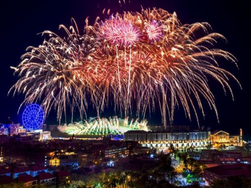 2026義大世界999秒跨年煙火，全台獨家藍色流星雨、巨型煙火樹，義守大學觀賞區18點開放進場，自駕留意三階段交管