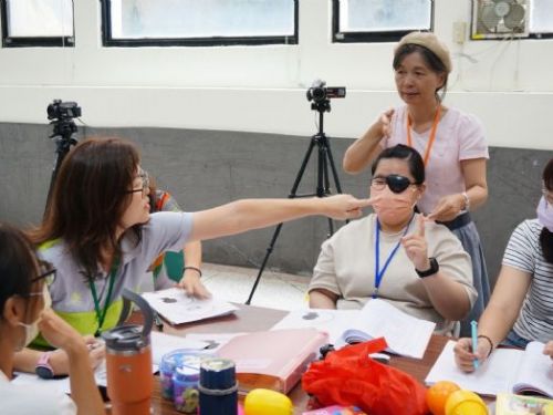 國教署推動「2至8歲兒童視覺障礙專業支持服務試辦計畫」，助視障學童勇敢學習、快樂成長