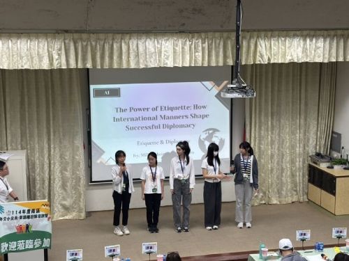 青年英才齊聚左營，外交小尖兵南區營隊展現多元國際力
