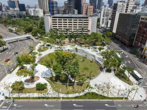 高雄老鹽埕迎來綠色新客廳！市民廣場改造亮相，水霧「酷環」串起城市新生活
