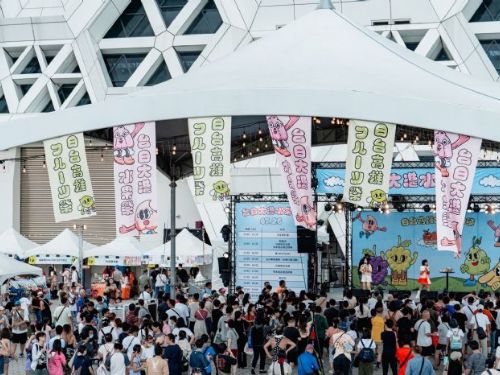 「2025台日大港水果祭」熱情開展，高雄海風廣場歡樂人潮沸騰，台日水果與音樂美好交融
