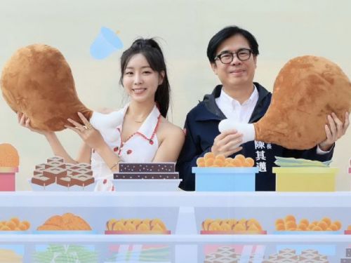 2025高雄鹹酥雞嘉年華熱力開炸，首日吸引破5萬人潮，65家名店端出最強炸物，競逐最佳人氣王