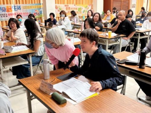 跟著媽媽用母語助人，新住民母女相偕參加勞工局通譯培訓