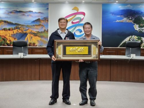 高市府召開勞工自治委員會，頒發新聘聘書並致匾感謝委員長期貢獻