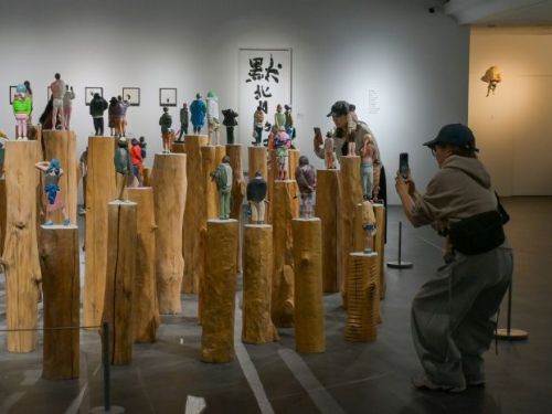 以背影刻劃城市生活群像，高美館KSpace陳廷晉個展《港都NPC》開展