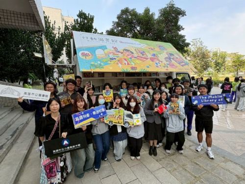 書香跨界！高市圖小港分館英語書車駛入小港高中，打造「雙語×SEL×社會創新」沉浸式閱讀課堂