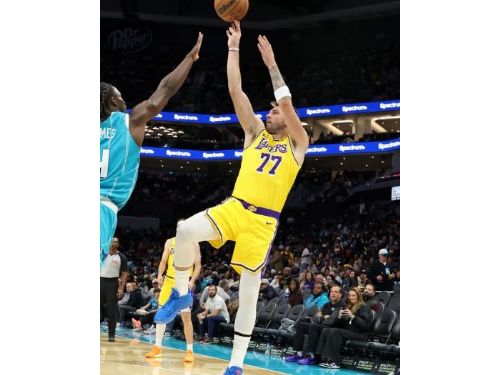 Reaves歸隊火力全開！湖人全員發威力退黃蜂，展現團隊進攻新節奏