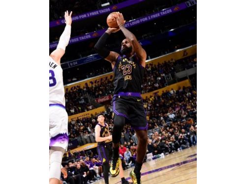 LeBron第23季華麗啟航！湖人團隊同步發光，以溫暖能量豪取勝利
