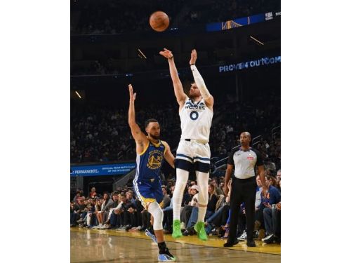 咖哩火力全開仍差臨門一腳，灰狼關鍵三分定江山力退勇士