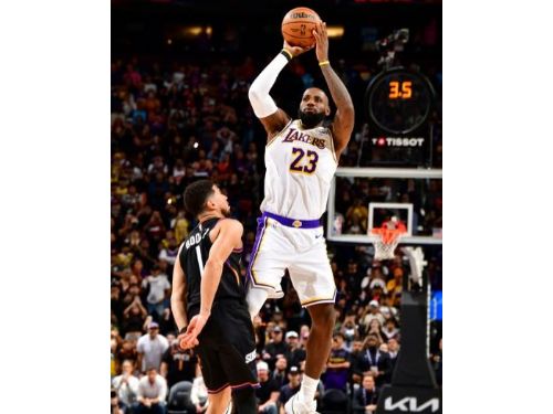 驚心動魄的最後一擊！詹皇穩住罰球線，湖人險勝太陽